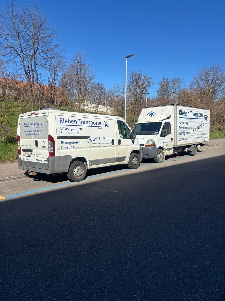 Lieferwagen und Möbelwagen der Riehen Transporte GmbH