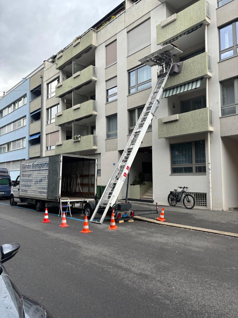 Möbellift der Riehen Transporte GmbH reicht bei einem Umzug bis in ein oberes Stockwerk in Basel